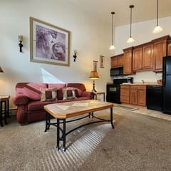 Cascade Suite 226- With Seasonal Pool Access