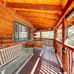 Charming Log Cabin!