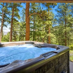 Luxury and Privacy- 30 Days or More with a Hot Tub