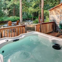 Riverside`s Hideout Cabin- With Hot Tub!