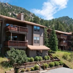 Wildwood Inn-Eagles Nest King Suite #30 (no stairs)