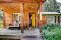 Riverside`s Hideout Cabin- With Hot Tub! - Image 4