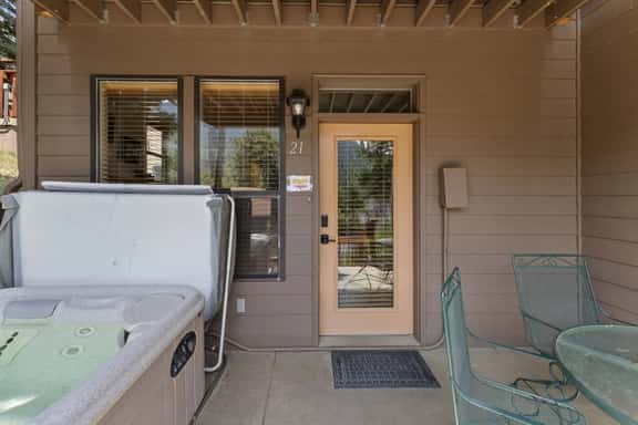 Wildwood Inn- Hollyhock Queen Studio #21 - Image 1