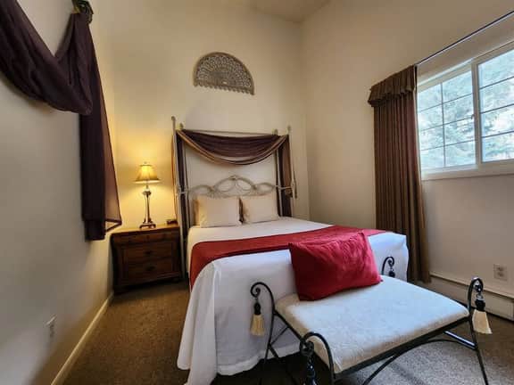 Cascade Suite 226- With Seasonal Pool Access - Image 3