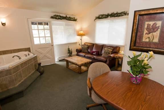 Cimmaron Suite 212- With Seasonal Pool Access - Image 4