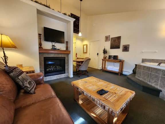 Cimmaron Suite 212- With Seasonal Pool Access - Image 5
