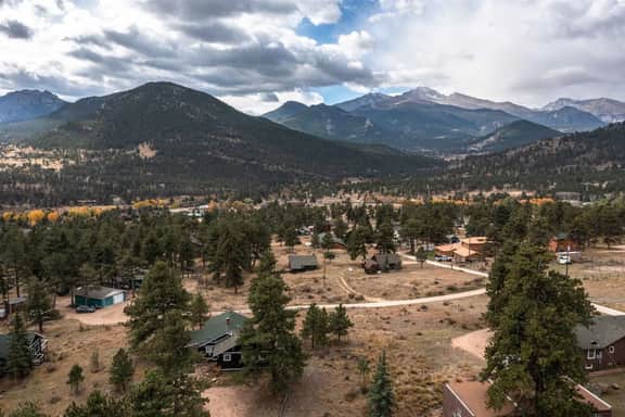 Larkspur Retreat- Breathtaking Views of Longs Peak - Image 2
