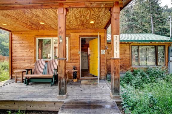Riverside`s Hideout Cabin- With Hot Tub! - Image 4