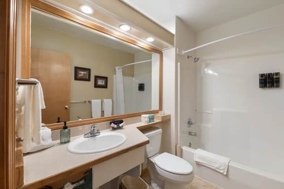 Wildwood Inn-Hummingbird King Suite #19 - Image 4