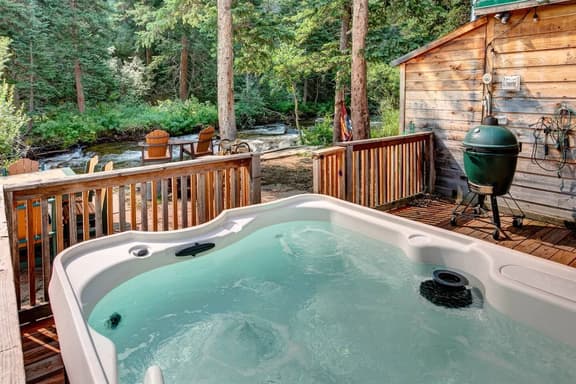 Riverside`s Hideout Cabin- With Hot Tub! - Image 1